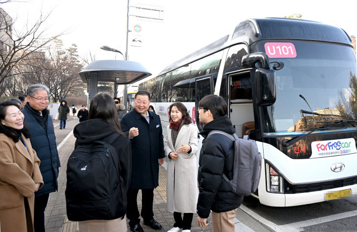 전국 최초 파프리카 첫 운행 현장 찾은 김경일 파주시장