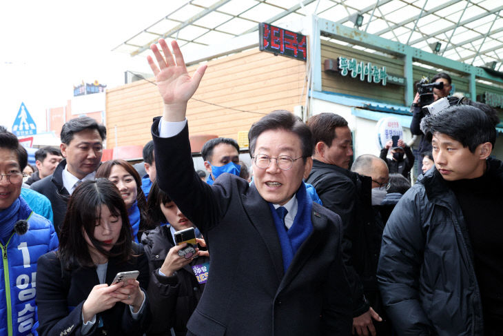 이재명 대표, 시민들에게 인사<YONHAP NO-6946>