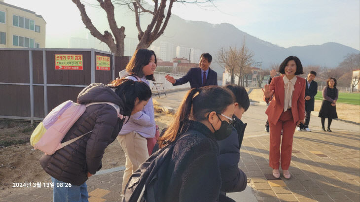 [교육지원청] 손희순 교육장, 동인초등학교 등교맞이 (3)