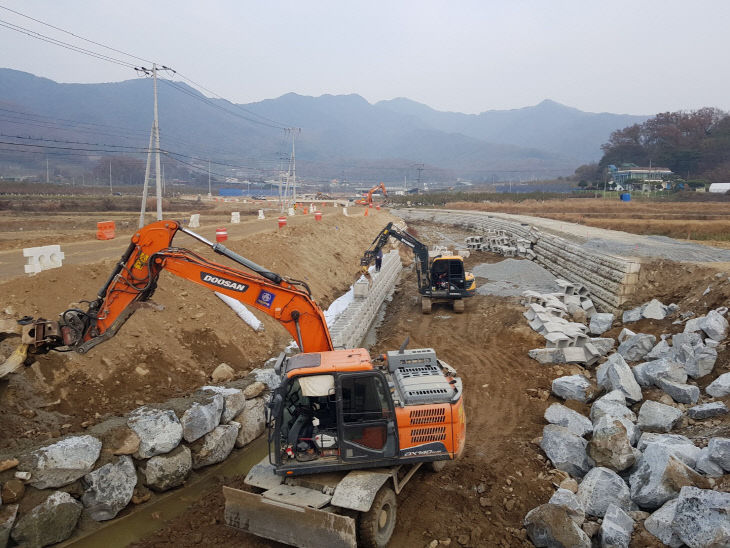 공산정소하천 개선복구사업 공사중 모습(감곡면 영산리 일원)