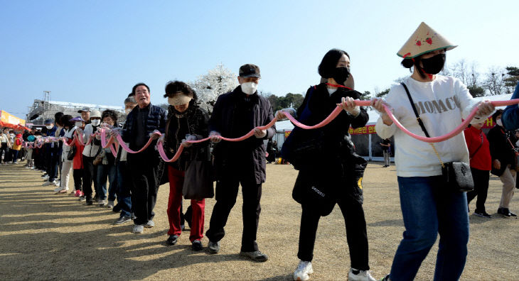 딸기축제 이모저모(딸기 떡 뽑기)