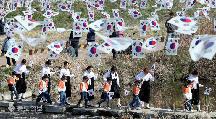 태극기 휘날리는 대전 인동 만세광장