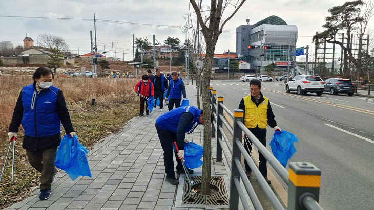 1. 지난 2월 7일 예천2지구 일원에서 열린 환경정화 활동 모습2