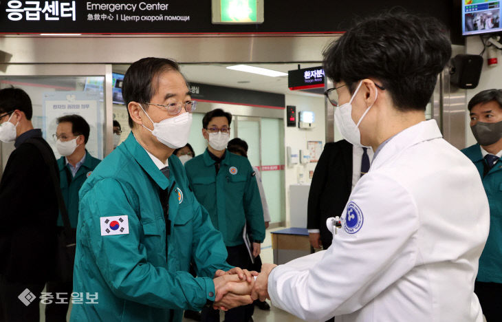 응급센터 앞에서 의료진 손 잡는 한덕수 총리