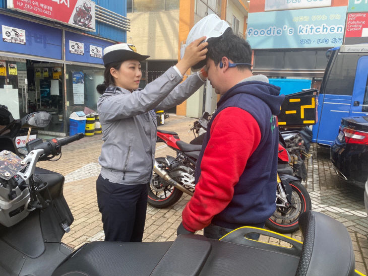 제공이미지(배달업체 안전모 전달)