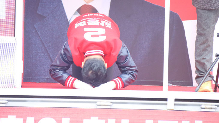 유권자들에게 큰 절올 하는 국민의힘 장동혁 후보