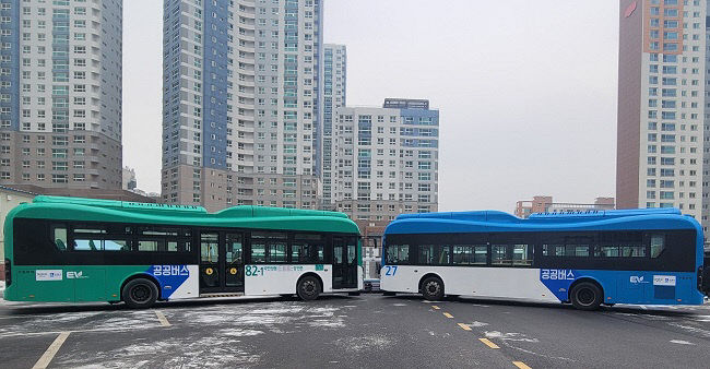 (사진1) 좌측 시군주관 시내버스, 우측 도주관 시내버스