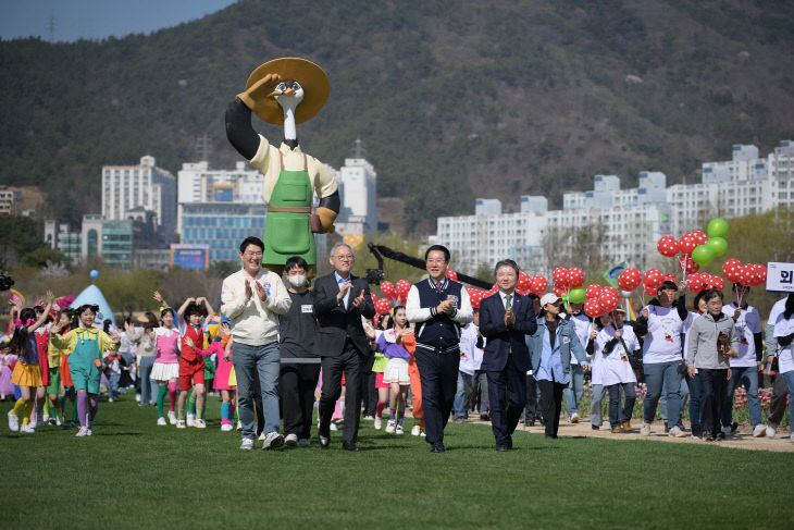 사본 -1 시민 2,000여명 참여한 초대형 애니벤저스 퍼레이드