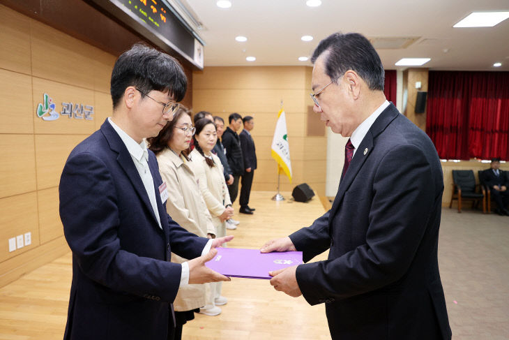 왼쪽부터 송영석 세무사, 송인헌 군수)