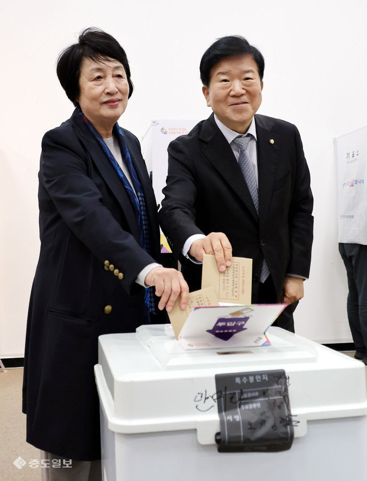 20240405-박병석 전 의장 사전투표1