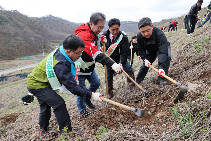 괴산군, 제79회 식목일 기념 나무심기 행사 개최 (3)