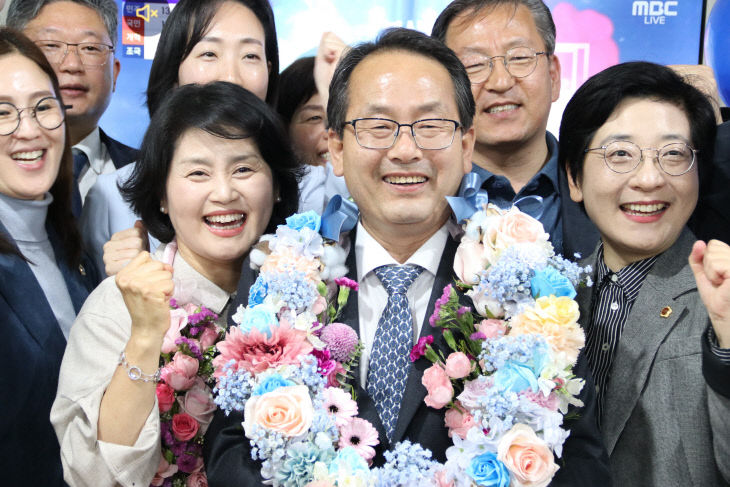 기뻐하는 민주당 강준현 세종을 후보<YONHAP NO-0367>