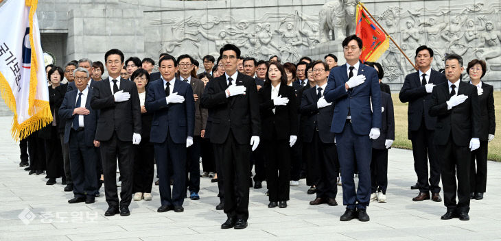 대전지역 국회의원 당선자 첫 일정으로 국립대전현충원 참배