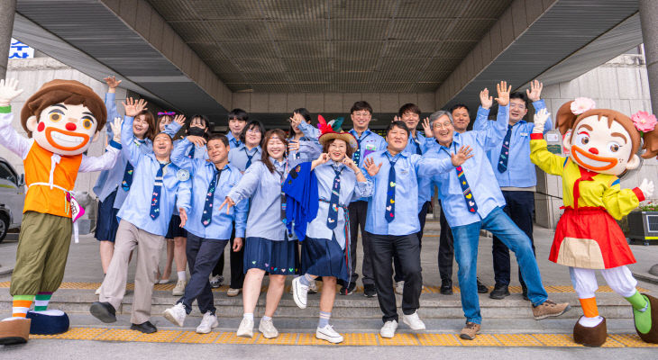 2. 음성군 공무원들, 품바옷 입고 축제 분위기 물씬(1)