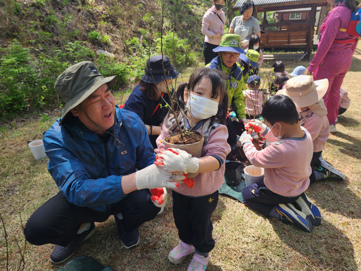 충주국유림관리소_반려나무 나누어주기 행사 실시