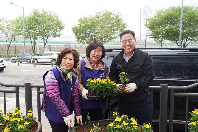 강수현 양주시장, 양주2동 사회단체 주관 '환경정비 및 꽃심기'