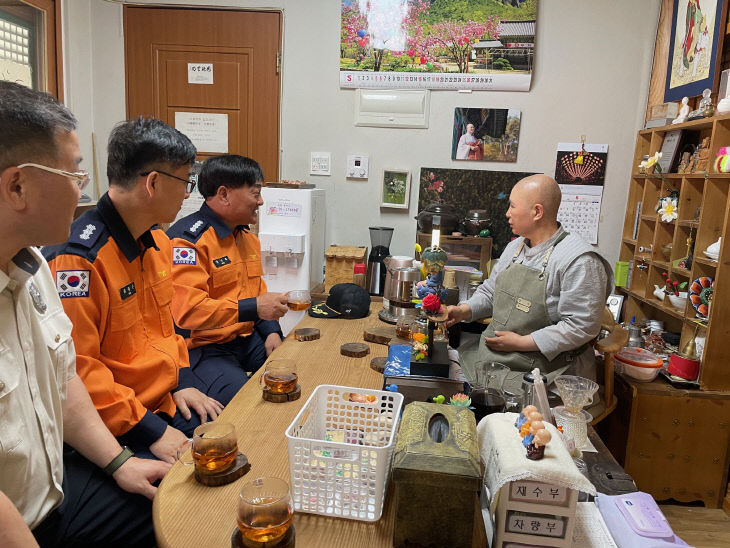 [사진2] 김기록 서장이 흥주사에서 차담을 나누고 있다.