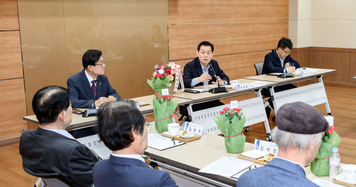 이재준 수원시장, ‘경로당협의회장’ 카네이션 전달