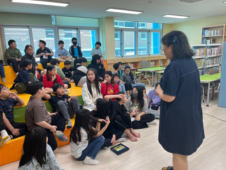 초평초, 작가 초청의 날 실시