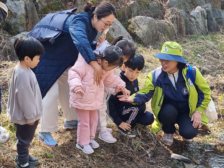 유아 숲 체험 현장 사진