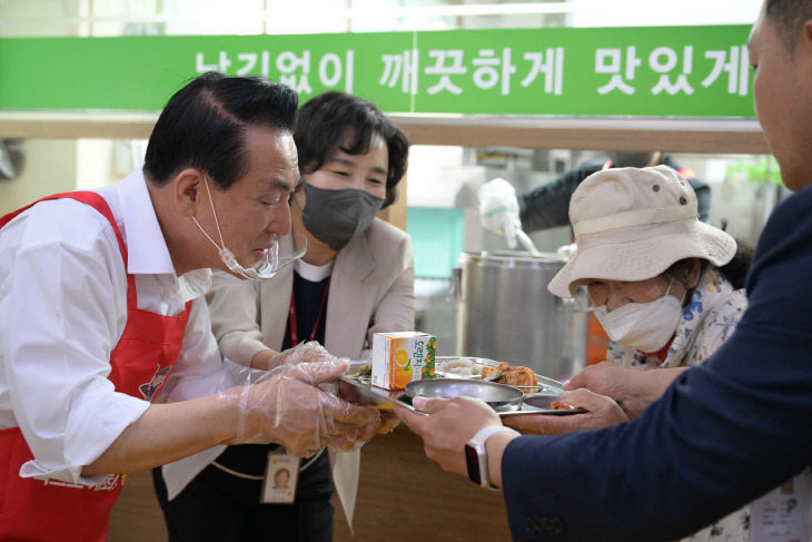 어르신 식당을 방문해 웃음을 전하는 백성현 시장 (7)