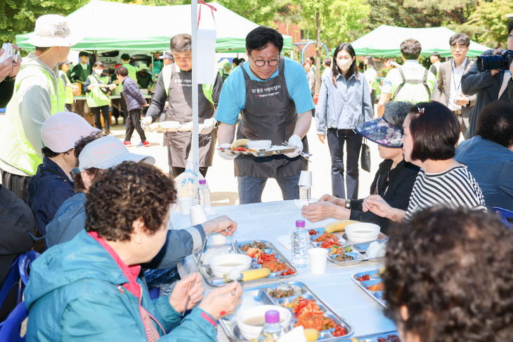 1. 도성훈께하는 ‘사랑의 밥차’ 봉사활동 참여 (2)