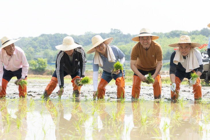 김동연 경기지사, 농업인 격려 ‘여주 모내기’ 현장 방문