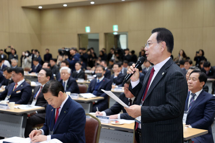 정책간담회에 참석한 송인헌 협의회장 (1)