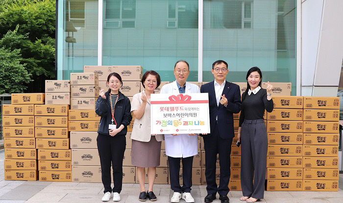 사진1. 보바스어린이의원에 롯데웰푸드 제품을 전달하는 모습