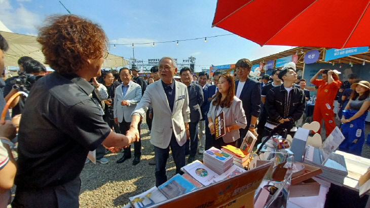 공주문화도시관에 유인촌 문화체육관광부 장관방문