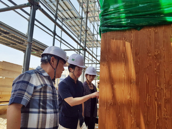 유현준 건축가, 고창 도서관 목구조 점검