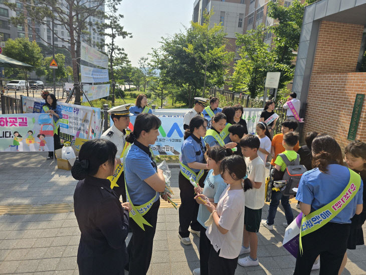 등굣길 어린이 교통안전 캠페인 개최_2