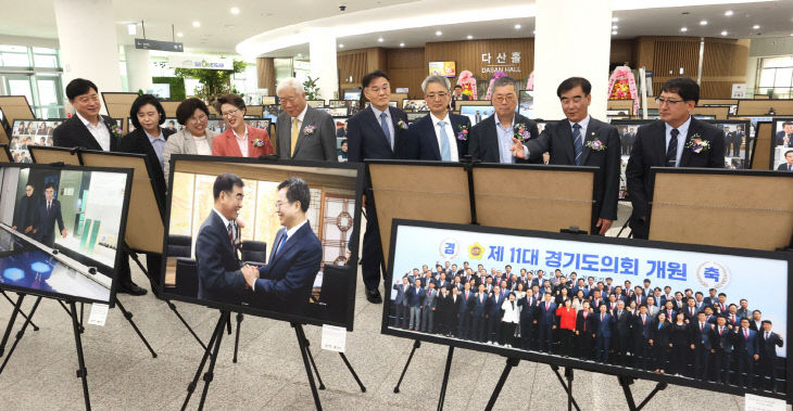 경기도의회 염종현 의장, 의정활동 담은 ‘사진전’ 참석