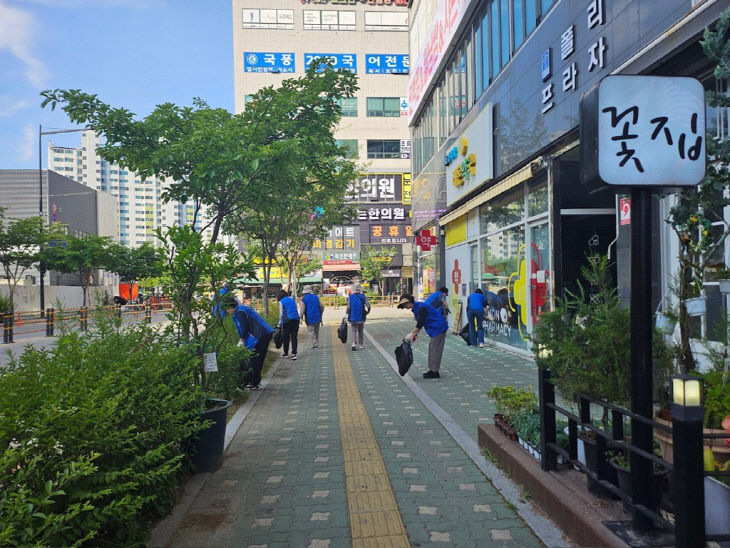 의정부시 송산3동, '수줍은 날' 민락 로데오거리 환경정화 활동