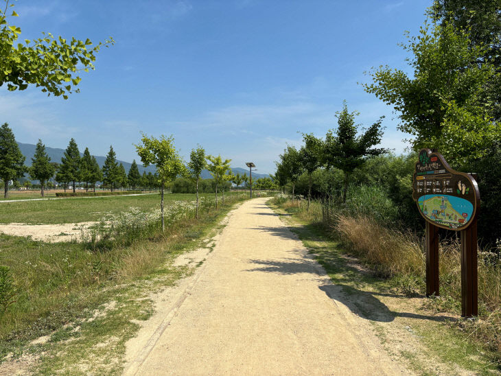 황산공원 강변 마사토 산책로1