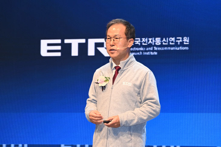 4. 작년 ETRI 컨퍼런스 2023에서 발표하는 ETRI 방승찬 원장