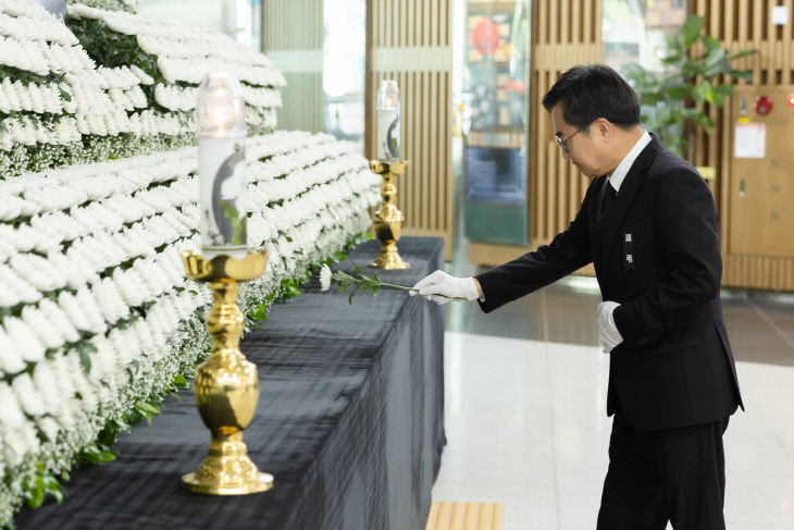 김동연 경기지사, ‘화성 공장 화재 희생자 합동분향소’