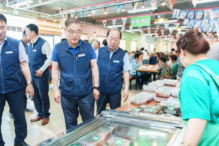 바자회 행사 참여하는 김한성 본부장