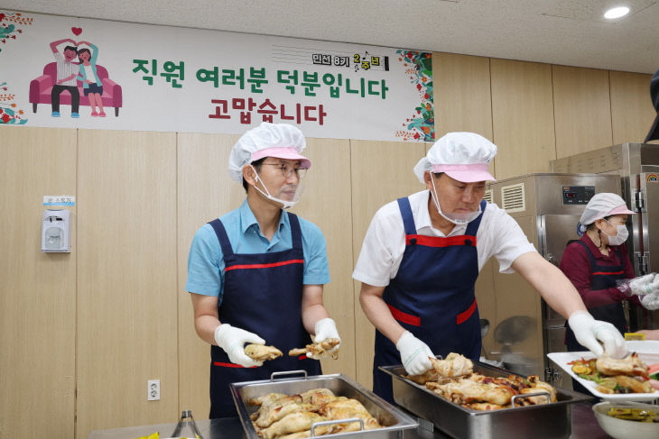 하은호 군포시장(왼쪽 안동광부시장) 깜짝 배식