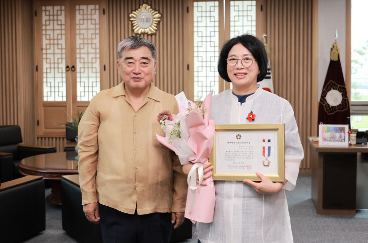 지방의정봉사상을 수상한 서천군의회 홍성희 의원(오른쪽)