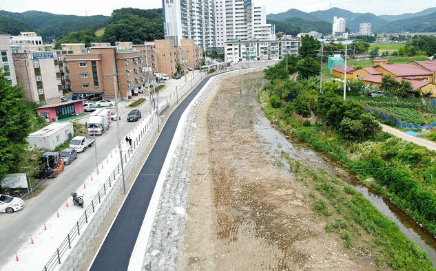 1. 용인특례시가 용덕사천에 산책로를 조성했다