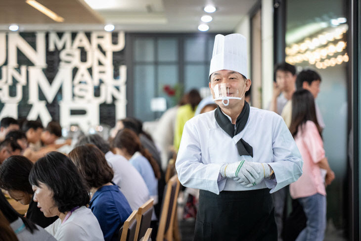 이재준 수원시장, 공직자 ‘초복 맞이’ 삼계탕 배식