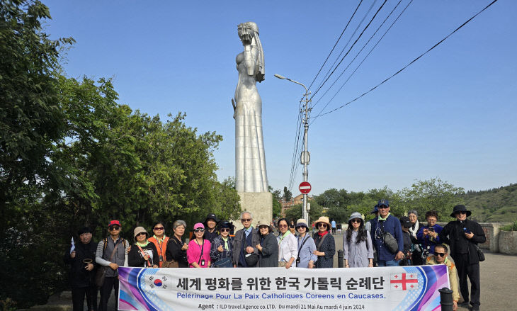 조지아 어머니상 앞에서 단체