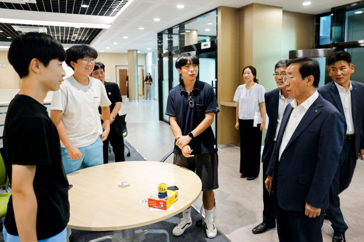 보도 1) 청소년들과 대화를 나누는 김문근 군수 (1)