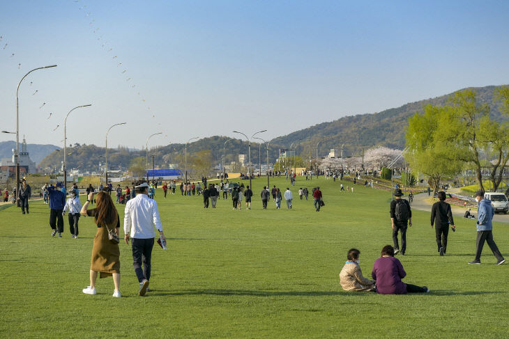 사본 -그린아일랜드를 따라 걷는 시민들