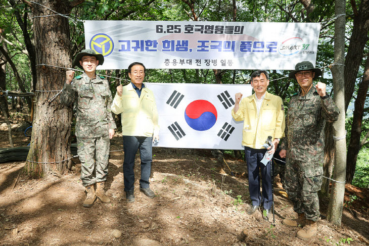 보도 3) 지난해 유해발굴사업 현장을 격려하는 김문근 군수 (5)