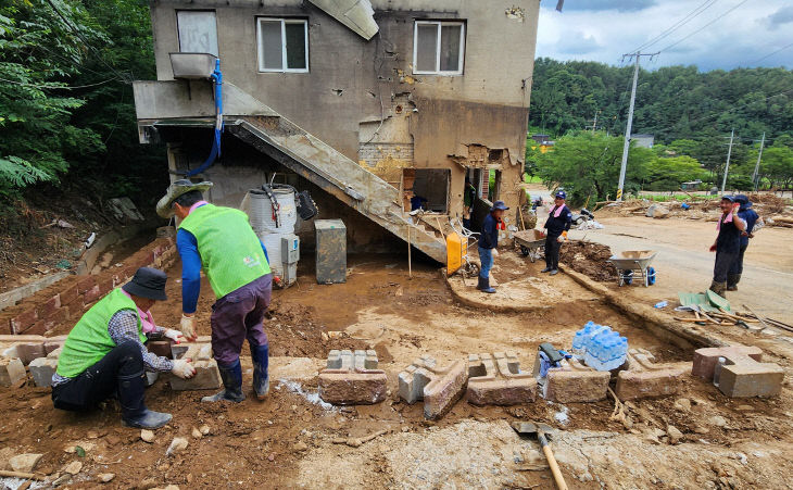 15일 서천군 한산면 토사 제거