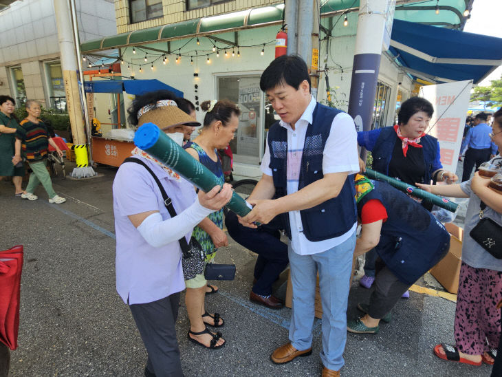 240812 충주시 자유총연맹 태극기 나눠주기 행사(3)