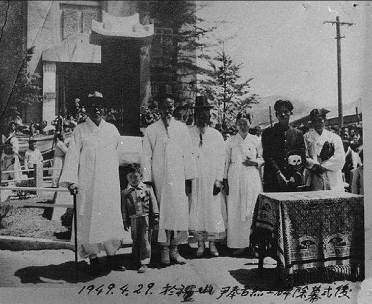 윤봉길렬사비 제막식에 참석한 백범 김구와 윤봉길의 유족들