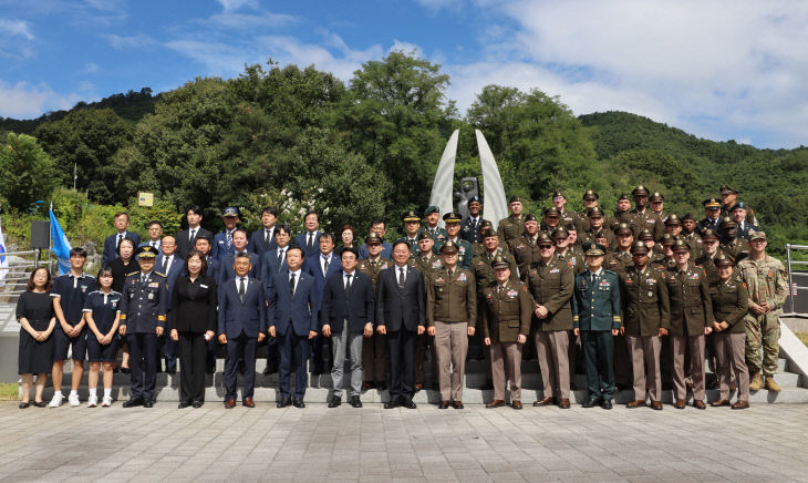 303고지 추모비 한미 합동참배